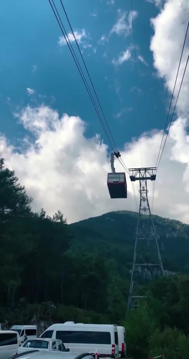 Prachtig verticaal panoramisch uitzicht met kabelbaan — Stockvideo