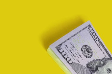 yüz dolar yığını