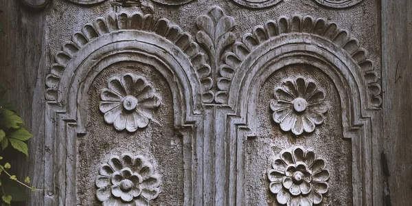 Güzel süslemeli ahşap pencere bandı — Stok fotoğraf