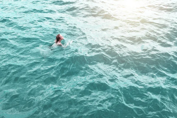 Junge Frau im blauen Wasser, Luftaufnahme — Stockfoto