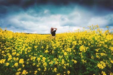 Baloncuk tabancasıyla baloncuk çıkaran kız