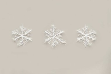 gri zemin üzerine beyaz kar taneleri.