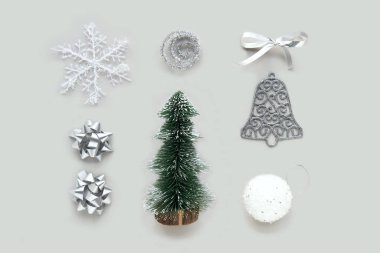 Gri arkaplanda yeni yıl süslemesi.