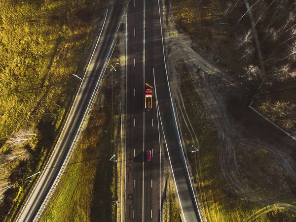 Drone vista de carros em movimento na estrada do lado do país — Fotografia de Stock