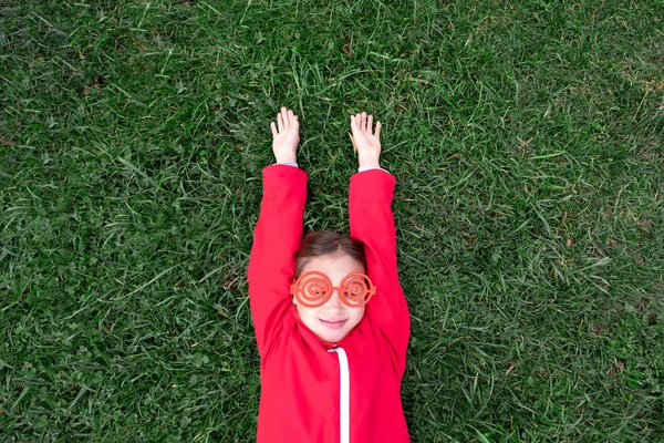 Meisje met zonnebril en rode jas — Stockfoto