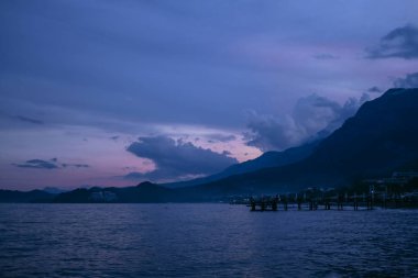 Nehrin üzerinde güzel pembe gün doğumu