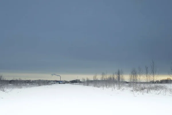 Cielo blu con campo di neve — Foto Stock