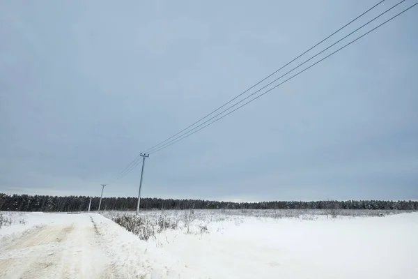 Блакитне небо зі сніговим полем — стокове фото