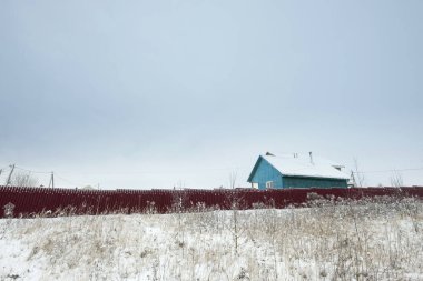 Kar tarlalı mavi gökyüzü
