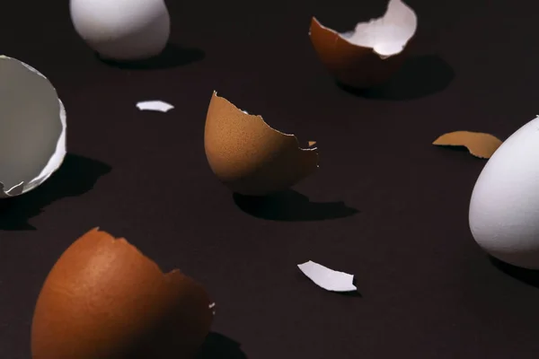 Пасхальное яйцо и яичная скорлупа — стоковое фото