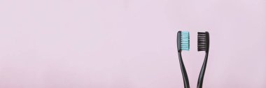 Pembe üzerine iki siyah diş fırçası.