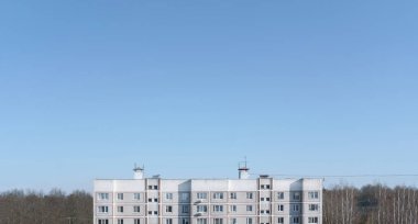 Parlak mavi gökyüzü ve ev