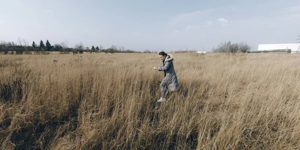Mulher tirando foto no campo amarelo . — Fotografia de Stock