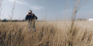 Sarı alanda fotoğraf çeken adam..