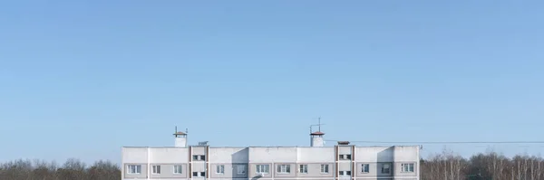 家と明るいポップ青い空 — ストック写真