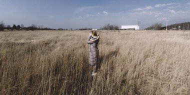 Sarı alanda fotoğraf çeken kadın..