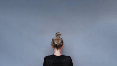 Genç kız, basit bir saç stili.