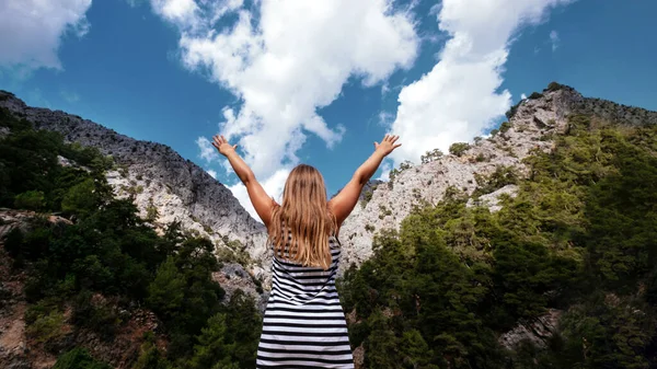 Mutlu sarışın kız yüzsüz dağlara bak — Stok fotoğraf