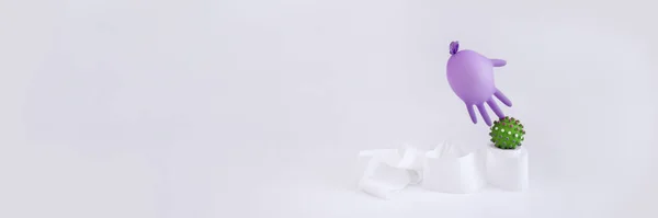 Fioletowa ochronna rękawica medyczna i papier toaletowy — Zdjęcie stockowe