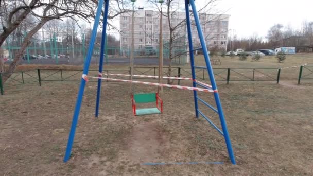 Пустая детская площадка, огороженная защитной лентой — стоковое видео