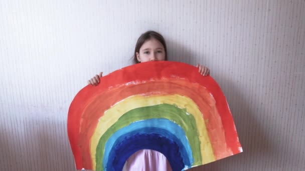 Jong meisje tekenen regenboog voor artsen. — Stockvideo