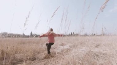 Uzun sarı saçlı mutlu genç kız