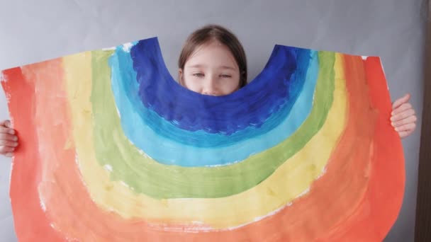 Jong meisje tekenen regenboog voor artsen. — Stockvideo