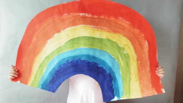 Junges Mädchen zeichnet Regenbogen für Ärzte. — Stockvideo