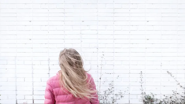 Glückliches Mädchen freut sich über Frühling — Stockfoto