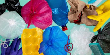 Yeşil arkaplanda çöp