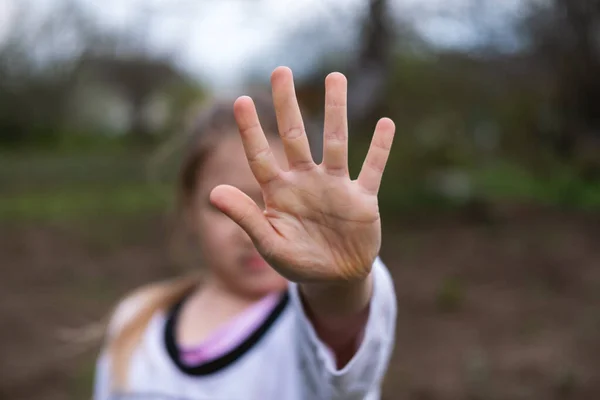 Chica haciendo gesto de parada con la mano — Foto de Stock
