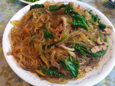 tavada kızartılmış et ve sebze (japchae) Kore gıda tarzı