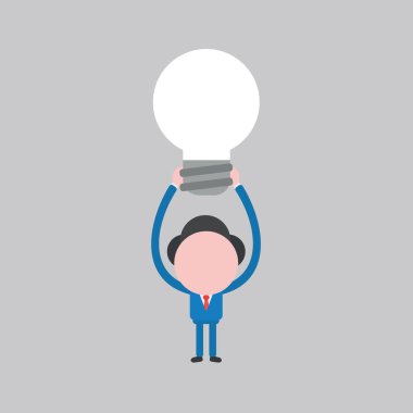 İş adamının ampul simgesini kaldıran ve gösteren vektör çizimi.