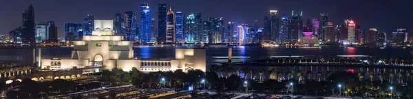 Panorama Arranha Céus Doha Com Museu Arte Islâmica Primeiro Plano — Fotografia de Stock