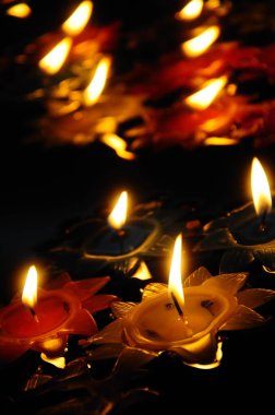 Su üzerinde yüzen mum Buda dua