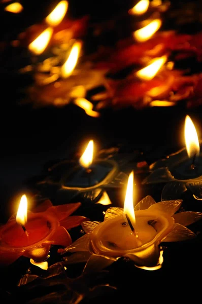 蜡烛漂浮在水为祈祷佛 — 图库照片
