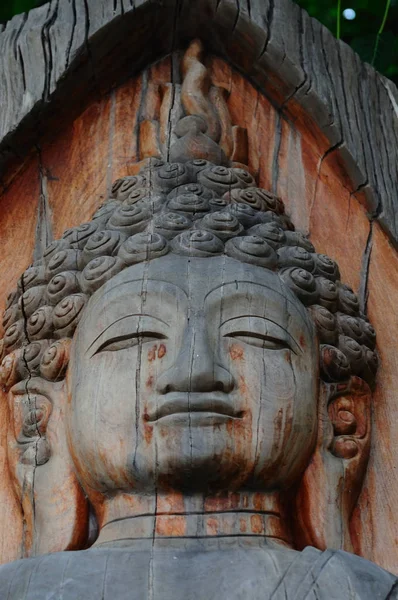 Stará socha starověké dřevo Buddhy — Stock fotografie
