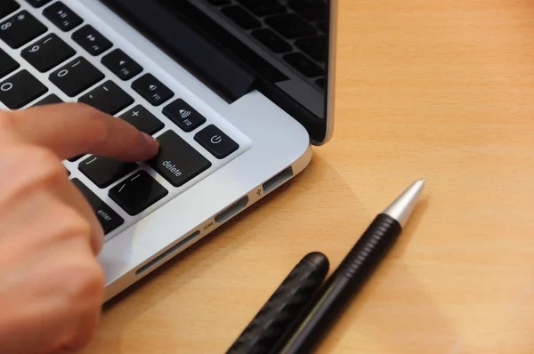 İterek delete tuşuna dizüstü klavyede parmak
