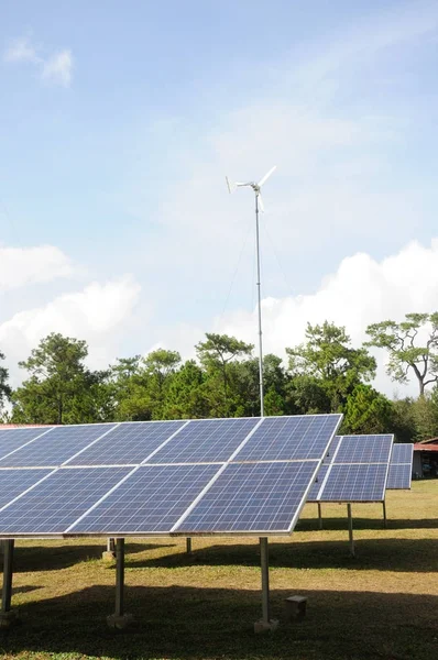 Zonnepanelen Windmolen Genereren Elektriciteit Uit Zon — Stockfoto