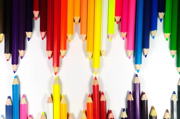 Beyaz Arka Plan Üzerinde Renkli Kalemler Çift Zikzak Çizgi — Stok fotoğraf