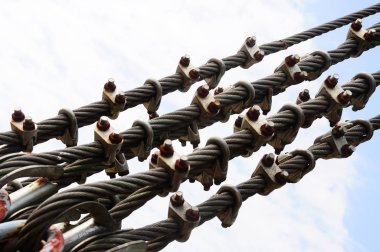 Paslı somunlar köprü güvenli hale getirmek için Mayalı