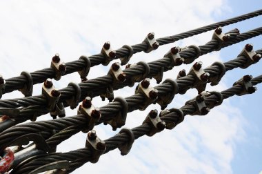 Paslı somunlar köprü güvenli hale getirmek için Mayalı