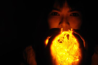 Sihirli bir ışık tutan güzel cadı