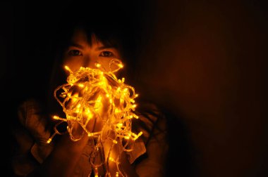 Kız karanlıkta küçük ışık ile karanlık yüzü