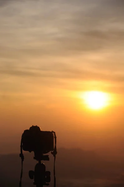 Cámara Con Trípode Sobre Sol Saliendo Montaña — Foto de Stock