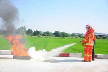 Bir yangın söndürücü kullanmayı eğitmen eğitimi