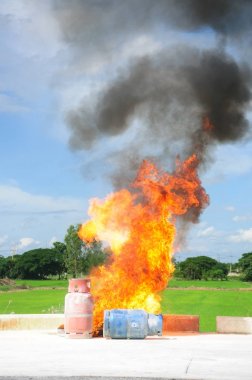 Eğitim sırasında gaz tankı üzerinde yanan büyük yangın