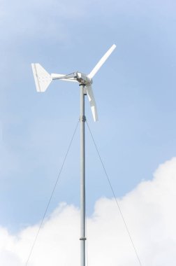 Mavi gökyüzü ile elektrik üreten rüzgar türbinleri - enerji koruma kavramı