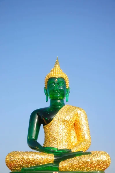 Smaragden Boeddha Met Kleren Voor Regenseizoen — Stockfoto