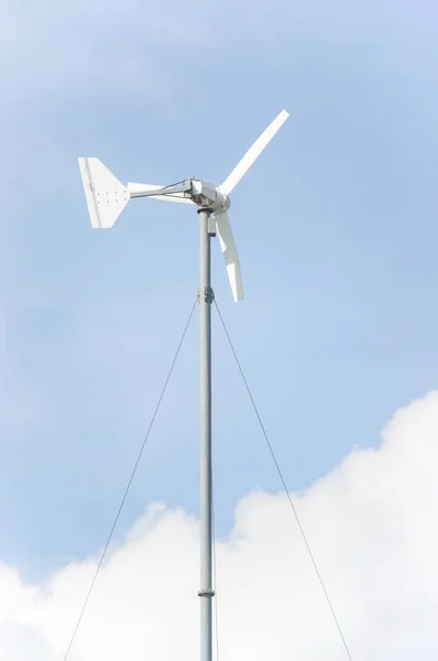 Вітрові турбіни, що генерують електрику з блакитним небом - концепція енергозбереження — стокове фото